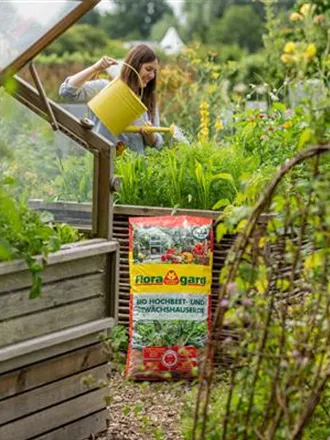 Floragard_Bio Hochbeet- + Gewächshauserde_Gartenambiente.jpg