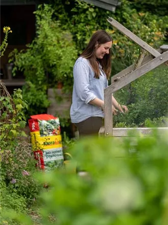 Floragard Bio Hochbeet- und Gewächshauserde_Gartenambiente.jpg